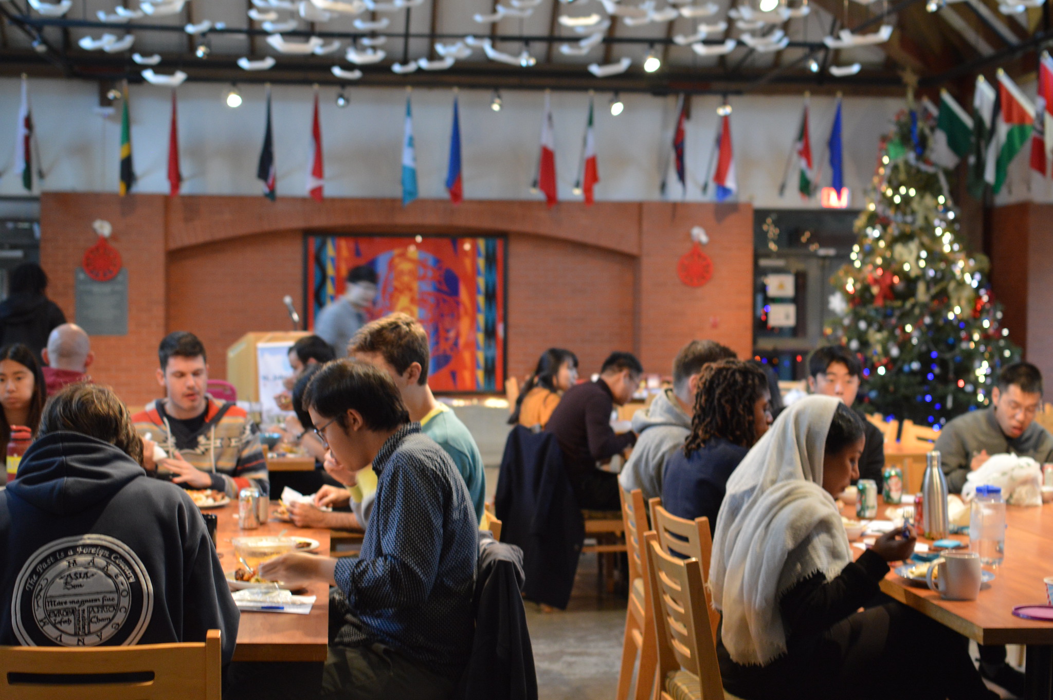 Students eating at SJC